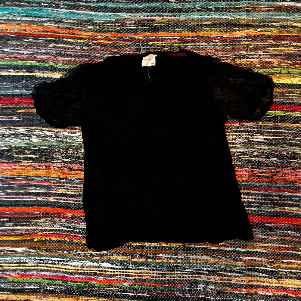 Black, puffy mesh sleeve shirt size:L